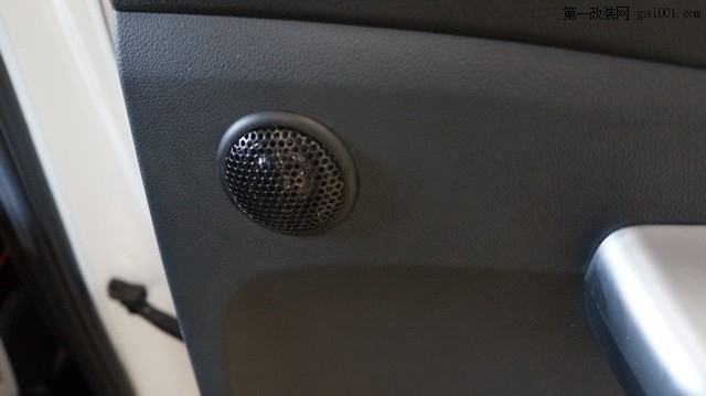 9意大利ATI精巧6.1高音喇叭钻孔安装在门板内饰上.JPG