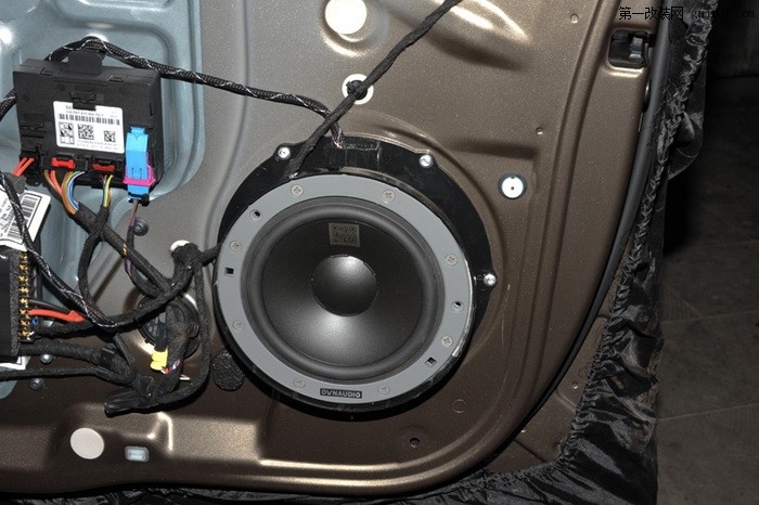 5 丹拿S232两分频套装中低音喇叭安装于前门板原位处.jpg