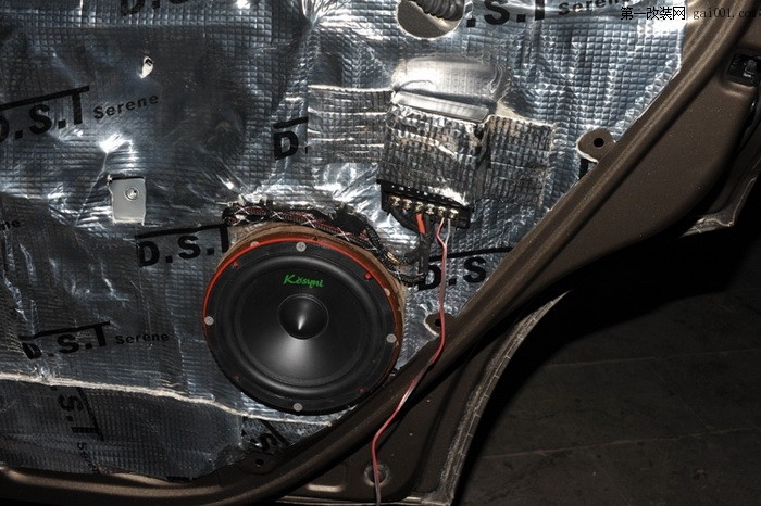8 歌诗尼KS162B两分频套装中低音喇叭安装于后门板上.jpg