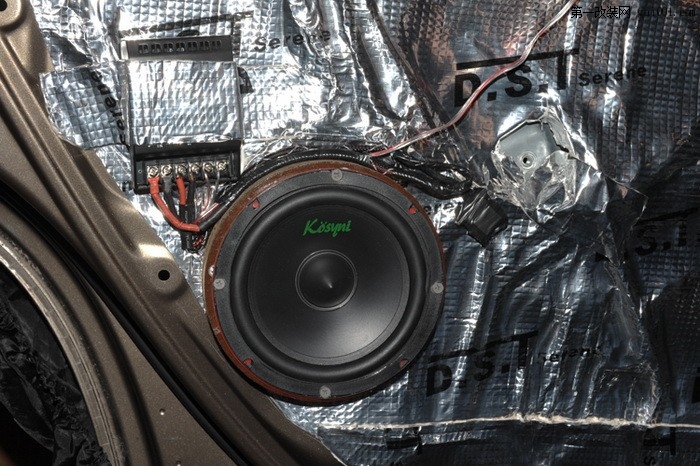 9 歌诗尼KS162B两分频套装中低音喇叭的安装效果.jpg