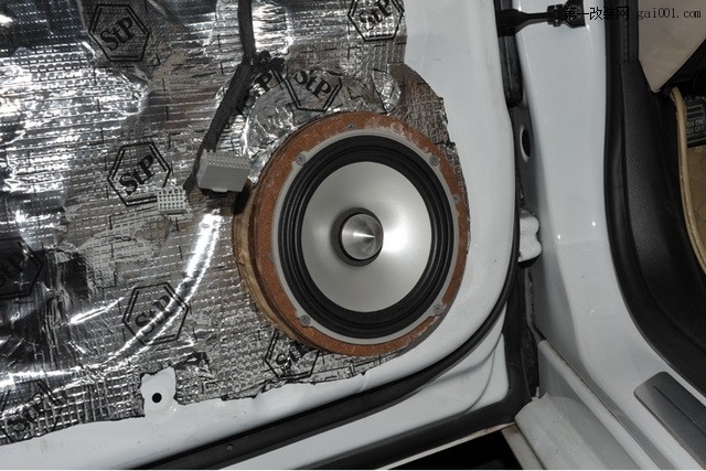 3德国洛克力量SQ693三分频套装中低音喇叭安装于前门板原位处.jpg