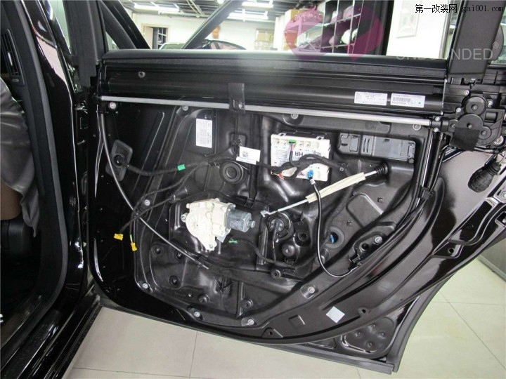 奔驰S320改装柏林之声音响、电尾门、座椅记忆、香氛