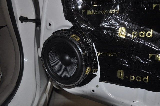 5MOHAWK MC6.2-MKIII中低音喇叭的安装效果.JPG