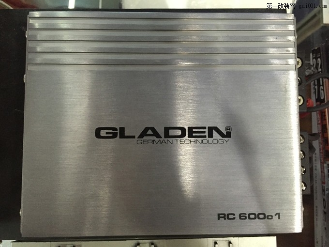 09 德国雷动GLADEN RC 600c1单路超低音功放.JPG