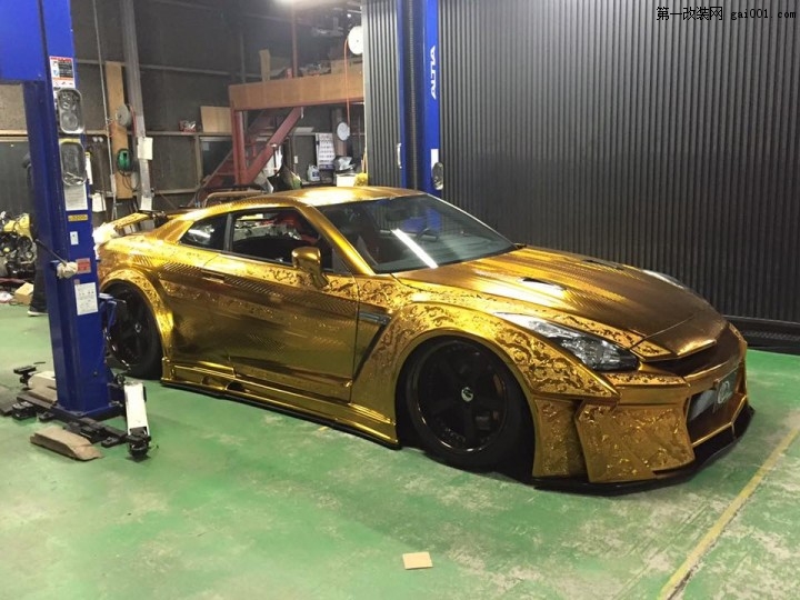 Gold-Nissan-GT-R-1.jpg