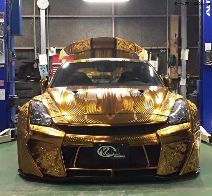 Gold-Nissan-GT-R-2.jpg