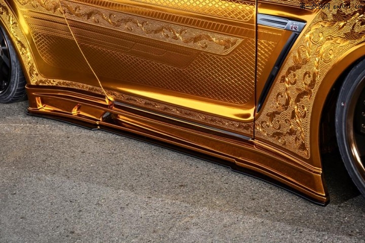 Gold-Nissan-GT-R-4.jpg