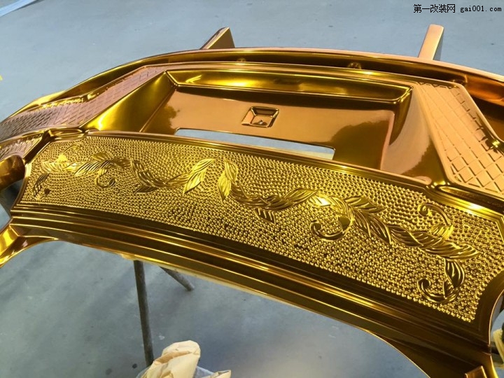 Gold-Nissan-GT-R-3.jpg