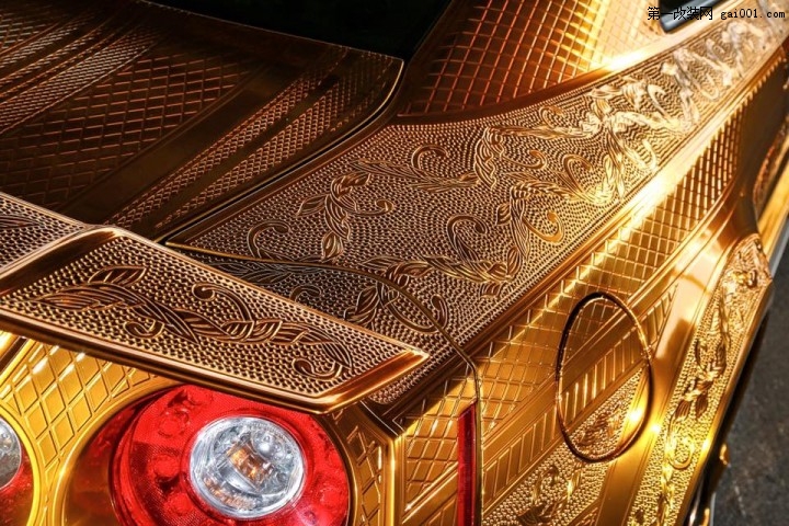 Gold-Nissan-GT-R-5.jpg
