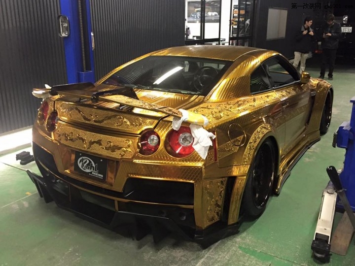 Gold-Nissan-GT-R-6.jpg
