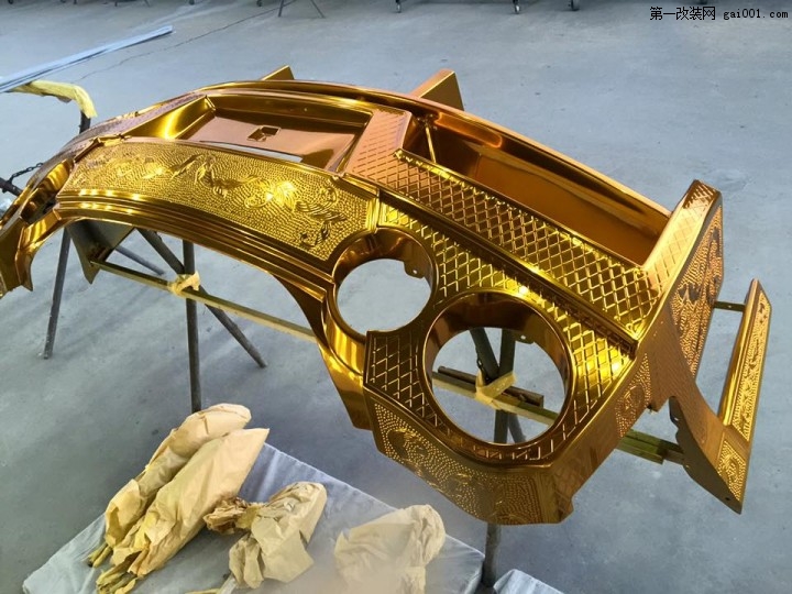 Gold-Nissan-GT-R-7.jpg