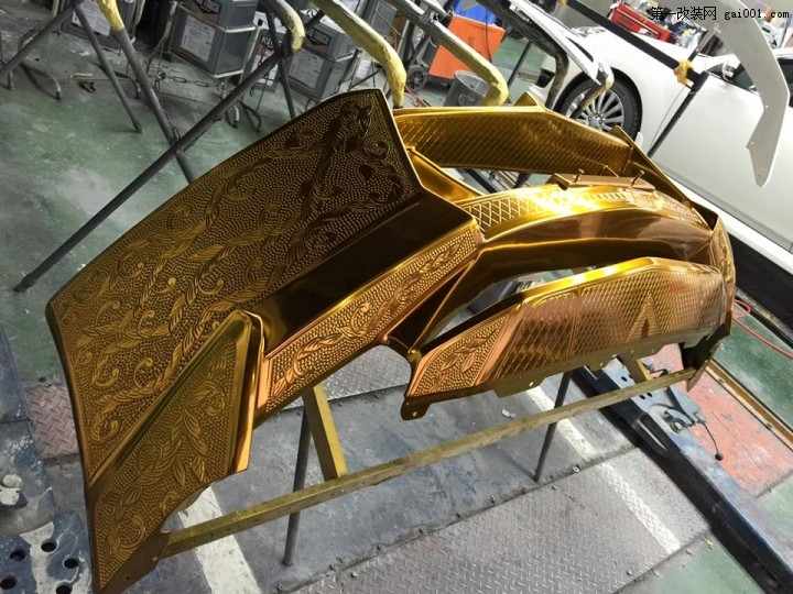 Gold-Nissan-GT-R-9.jpg
