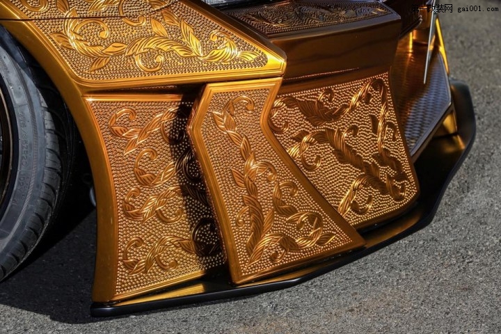 Gold-Nissan-GT-R-13.jpg