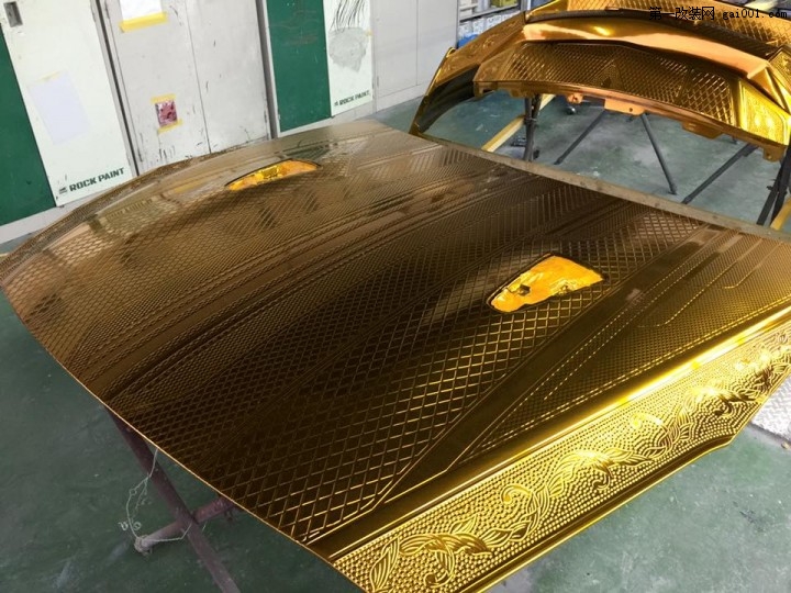 Gold-Nissan-GT-R-15.jpg