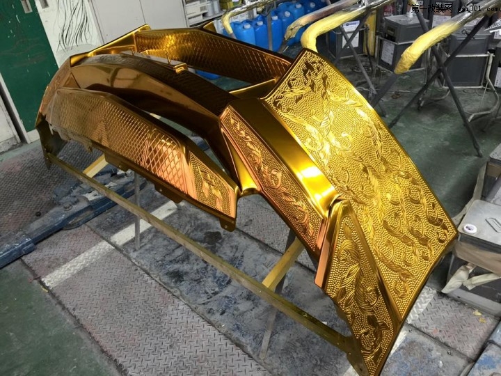 Gold-Nissan-GT-R-14.jpg