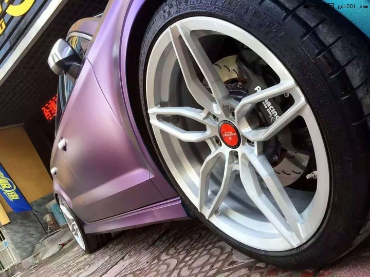 变色龙奥迪S3定制唯胜19寸锻造轮毂上车，装车效果很赞。