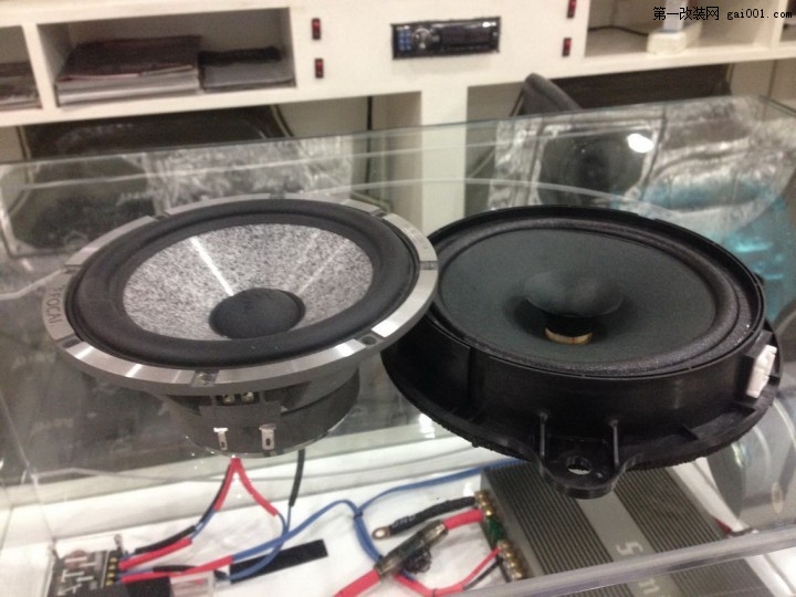 17劲浪乌托邦165RW 中低音（左）与原车喇叭对比.jpg
