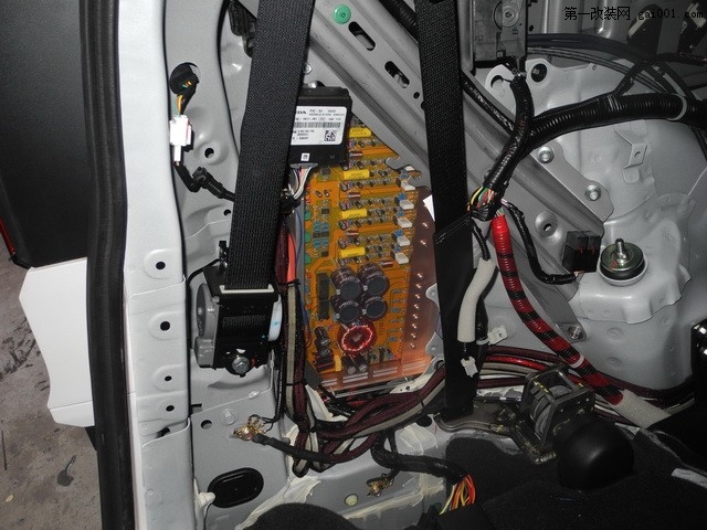 7诗蔓HR4功放安装在后备箱侧壁，隐藏安装不占车内空间.JPG