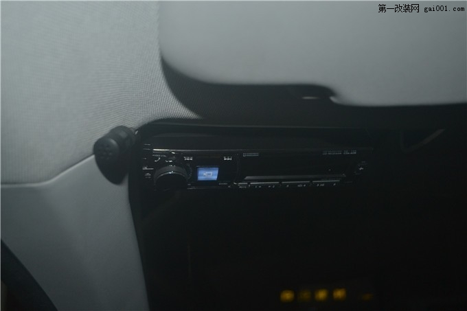 9主机控制面板装在头顶后视镜旁边.JPG