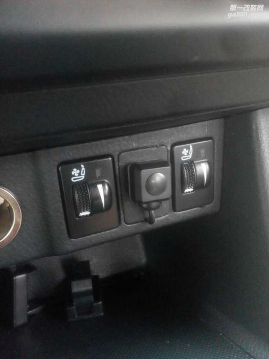 原车孔位的按键开关，操作方便，触手可及