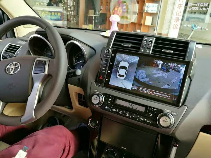 深圳丰田霸道加装车上有360度全景行车记录仪