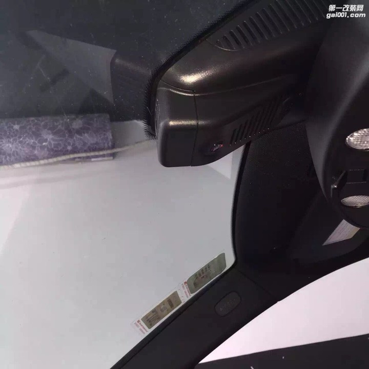 厦门奔驰C200加装隐藏行车记录仪+原厂氛围灯