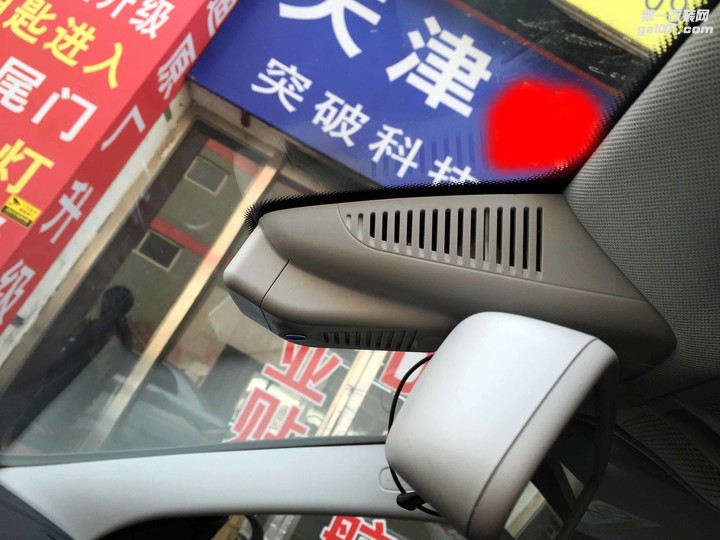 天津奔驰C200安装隐藏式行车记录仪