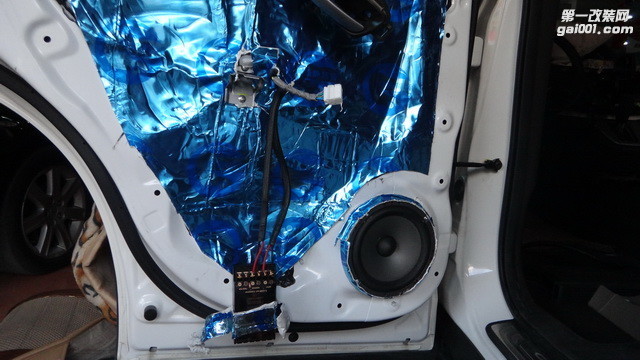 9 法国劲浪V20.165中低音喇叭安装于后门板原位处.JPG