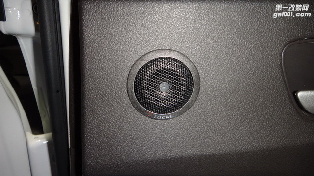 11 法国劲浪V20.165高音喇叭安装于后门板上.JPG
