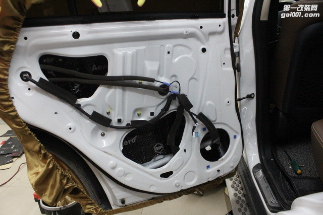 3根据车门内隔音面积结构进行安装隔音材料.JPG