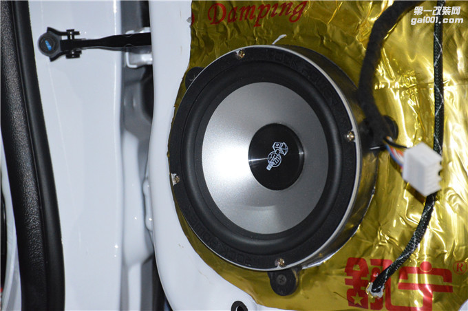 10洛克力量R650中低音喇叭特写.JPG