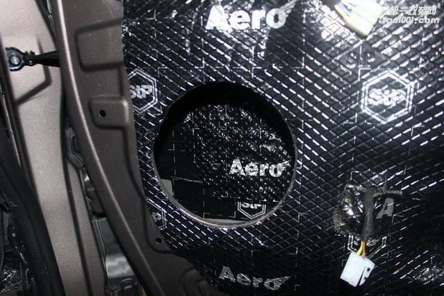 9喇叭背后贴上STP航空晶片能很大程度的提升音质效果.JPG