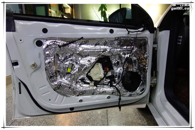 4，使用STP银卫盾对汽车门板做隔音处理.JPG
