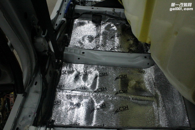 9底盘第二层隔音CSH珍珠棉，阻隔噪音和热量通过地板传入车厢内.JPG