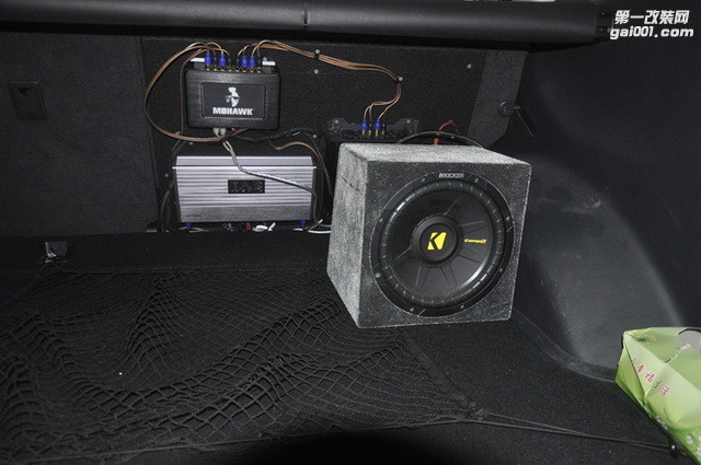 6，KICKER COMP10超低音安装在汽车尾箱.JPG