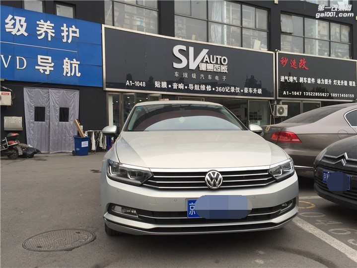 北京实体店改装迈腾B8原厂翻盖标摄像头倒车影像
