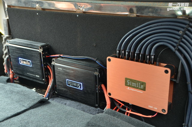 10，德国诗蔓SQ2和SQ4功放安装在汽车尾箱.JPG