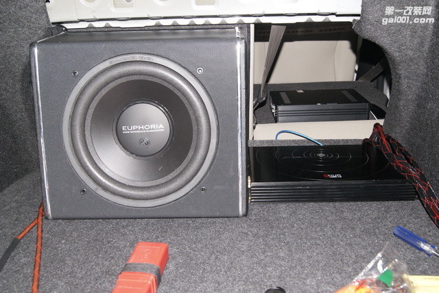 13，DB EW5 12D4超低音安装在汽车尾箱.JPG