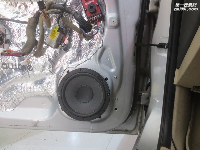 7爱威A-C650中低音安装于左车门.JPG
