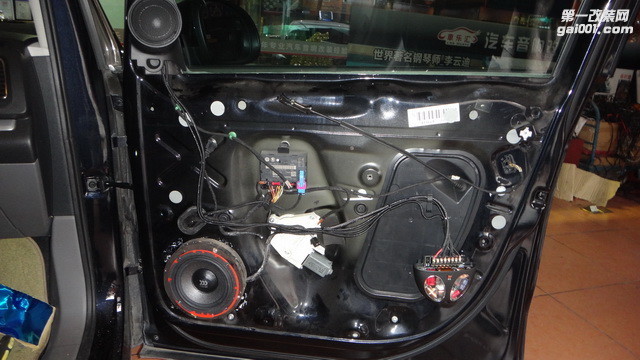 8，摩雷优特声三分频中低音喇叭安装于前门板原位.JPG