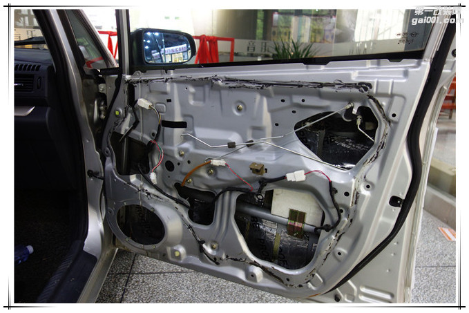 2，使用荣茂隔音材料对汽车门板做第一层的隔音处理.JPG