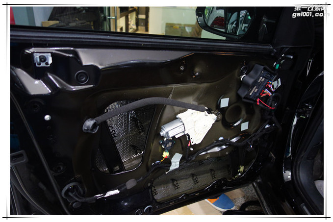 4，使用俄罗斯STP隔音材料对汽车门板做第一层的隔音处理，降低门板共振噪声.JPG.jpg