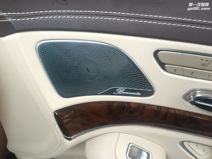 昆明奔驰S320S400加原厂后排娱乐后排头枕屏幕