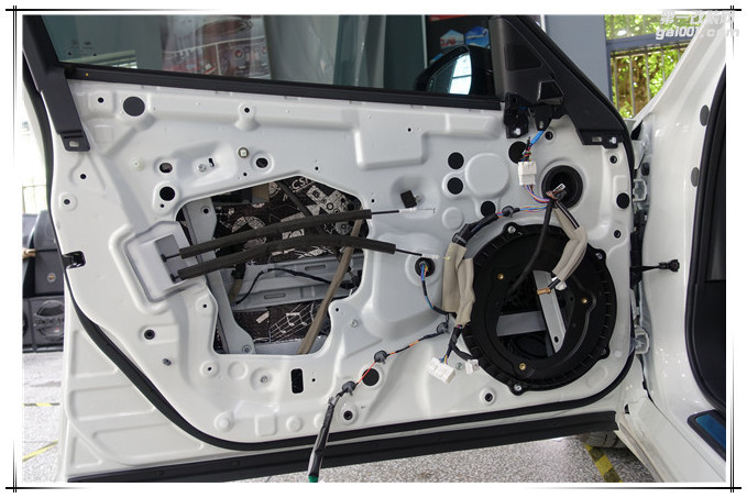 4，使用STP银卫盾对汽车门板做第一层的隔音处理，降低门板共振噪声.JPG.jpg