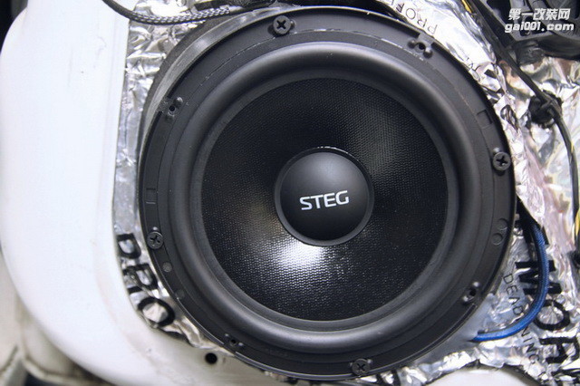6，史泰格中低音单元安装在汽车原位.jpg
