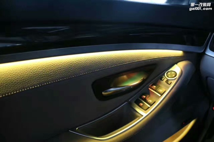 昆明宝马5系改装八色氛围灯。