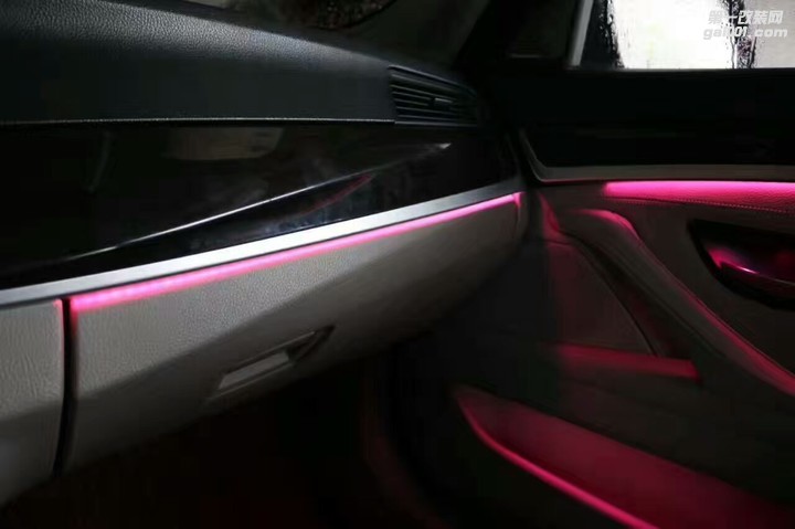 昆明宝马5系改装八色氛围灯。