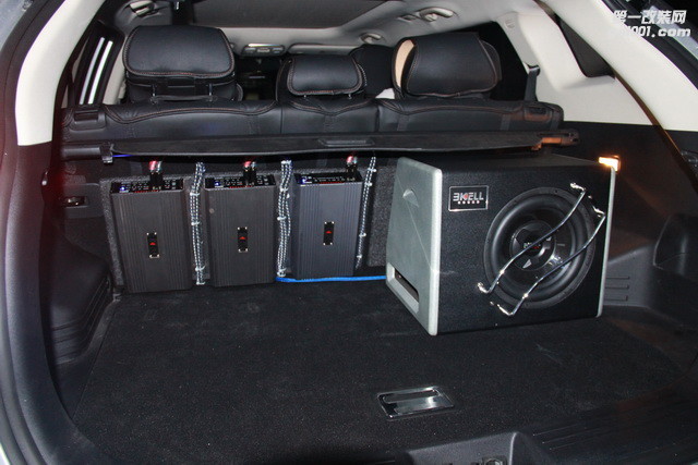 9，霸克C10超低音安装在尾箱.JPG
