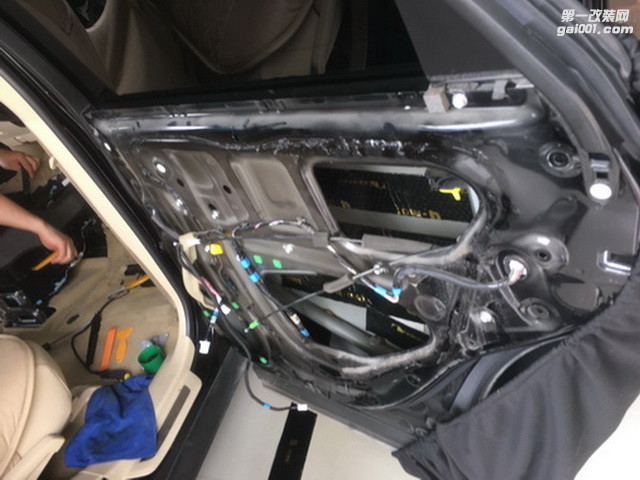 3，使用隔音材料对汽车门板做第一层的隔音处理，降低门板共振噪声.JPG.jpg