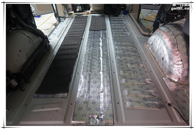 15，底盘第一层隔音处理，既能降低底盘共振噪声，又能增强底盘钣金刚性.JPG.jpg